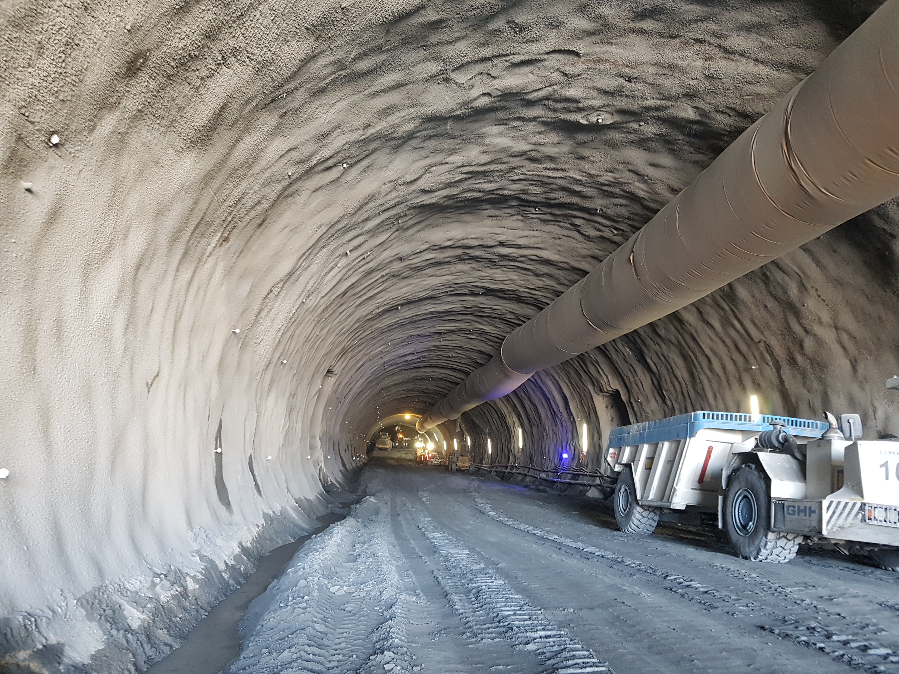  Na zdjęciu widać budowę tunelu w ciągu drogi ekspresowej S3 na Dolnym Śląsku. 