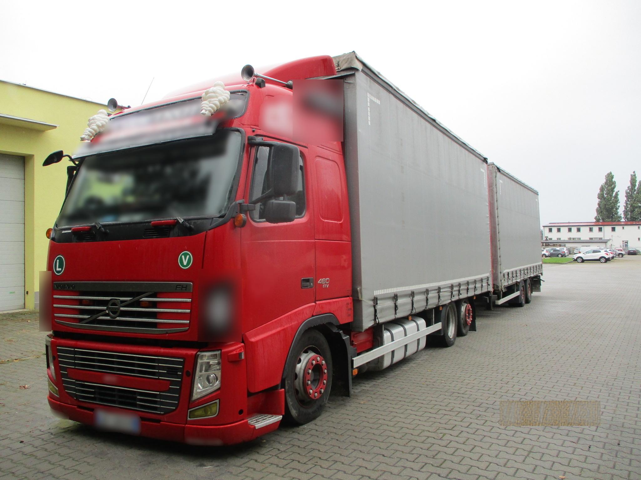 Zatrzymana do kontroli ciężarówka z przyczepą