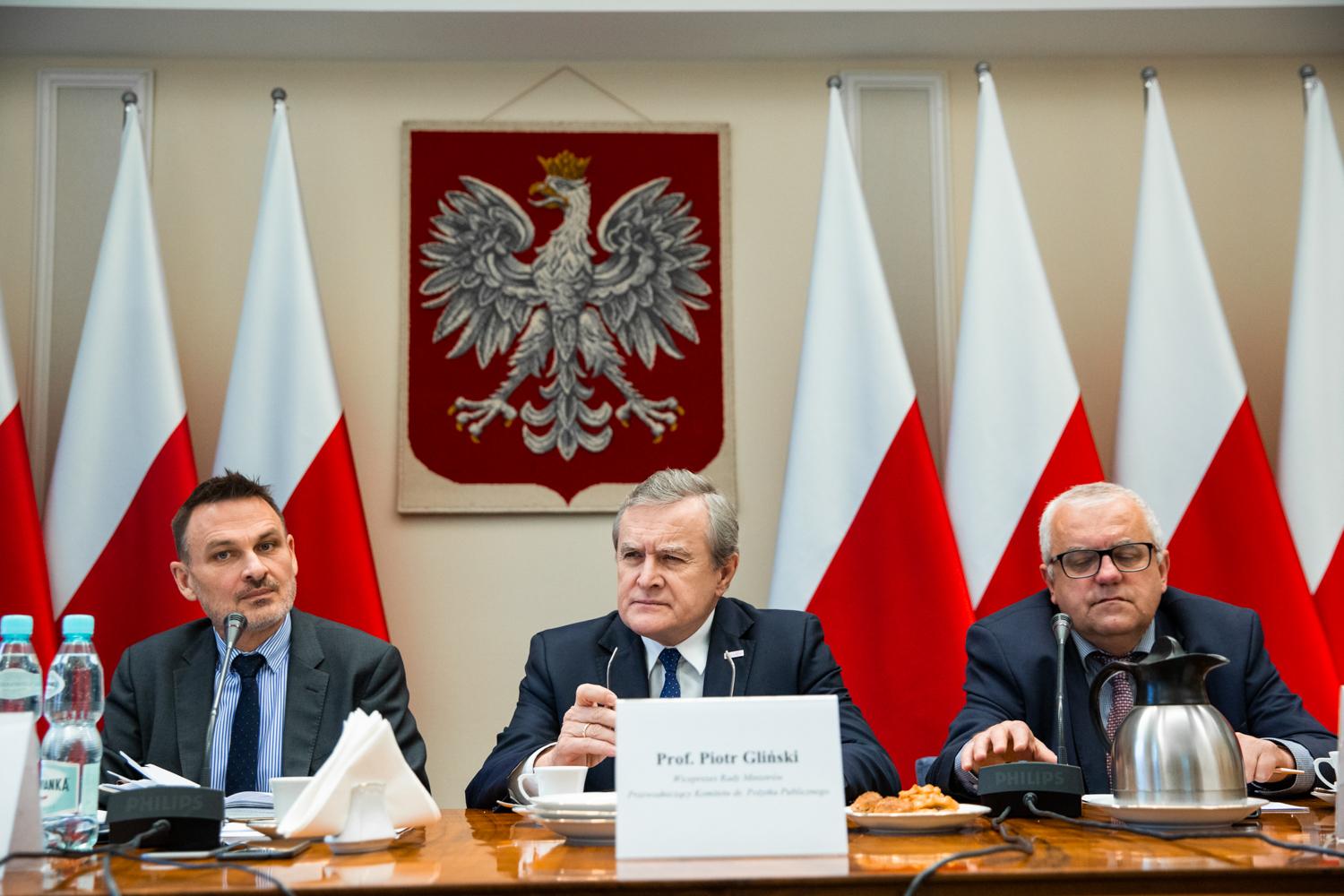 Wicepremier Piotr Gliński podczas posiedzenia.