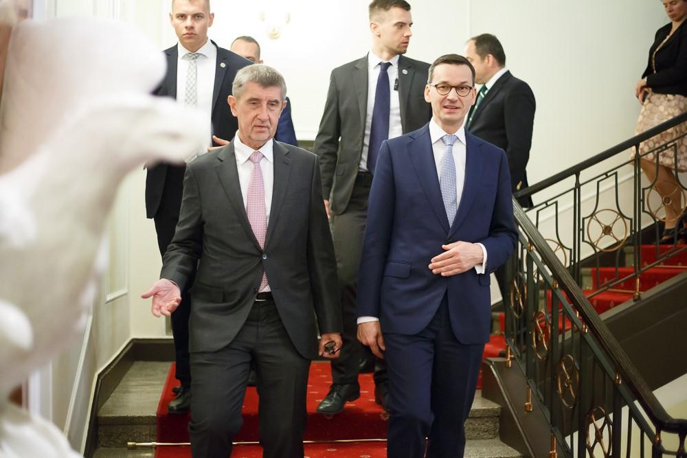 Premier Mateusz Morawiecki i premier Andrej Babis schodzą po schodach.