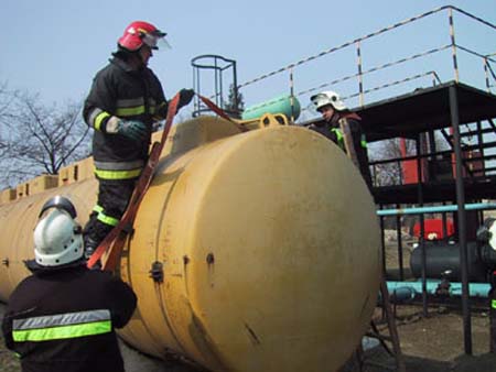Stanowisko ratownictwa chemicznogo i ekologicznego - zabezpieczenie cysterny przez 3 strażaków