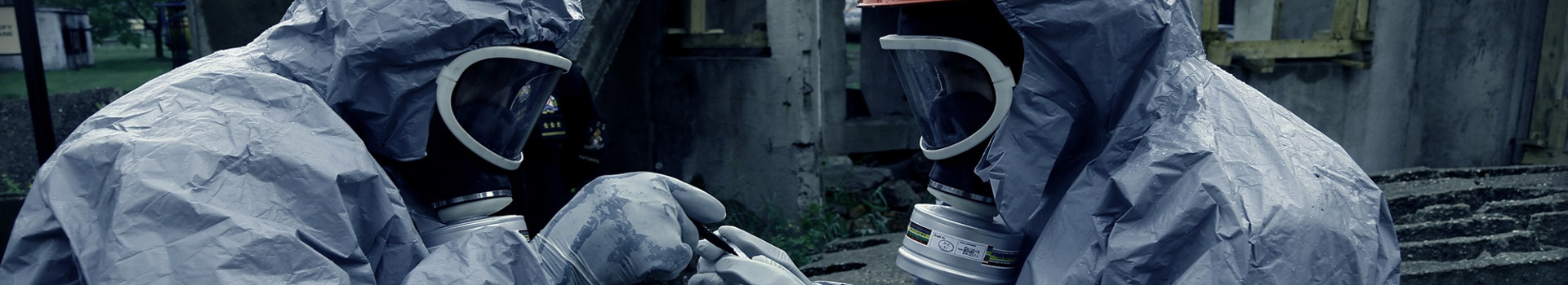 Baner - szkolenia specjalistyczne - badanie przez 2 strażaków niebezpiecznej substancji