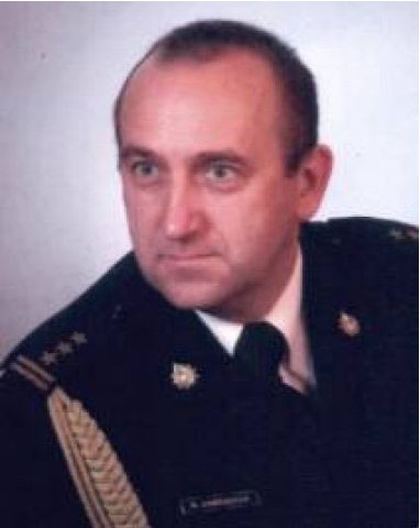 Zdjęcie portretowe byłego Komendanta Powiatowego Państwowej Straży Pożarnej w Lublińcu starszego brygadiera Michała Chrząstka w mundurze galowym w latach od 2008 do 2017.