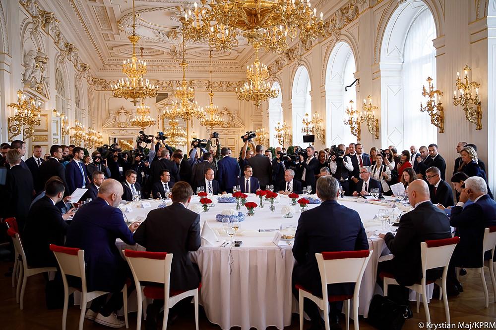 Uczestnicy szczytu przy stole.