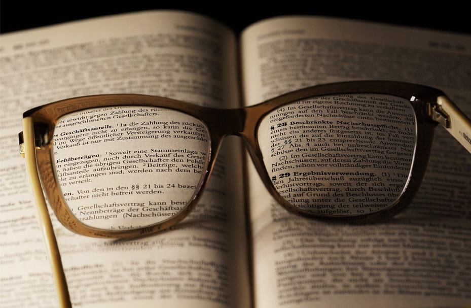 okulary na książce z ustawami