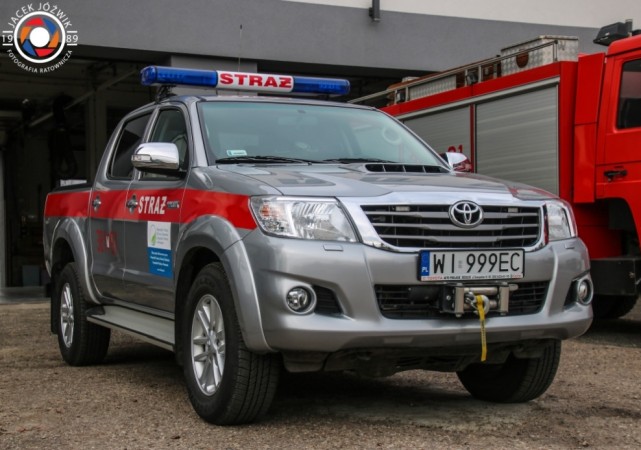 Samochód Toyota Hilux.