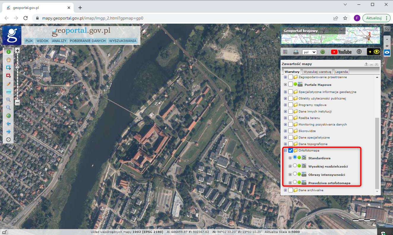 Ilustracja przedstawia zrzut ekranu z serwisu www.geoportal.gov.pl przedstawiający miasto Malbork w usłudze Ortofotomapa Standardowa.