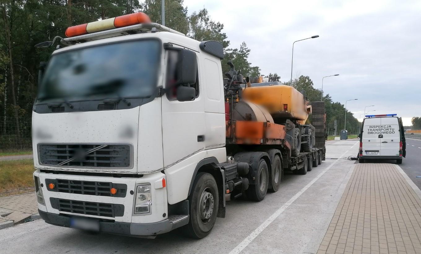 Ciężarówka przewożąca koparkę z osprzętem stoi w punkcie kontrolnym ITD.