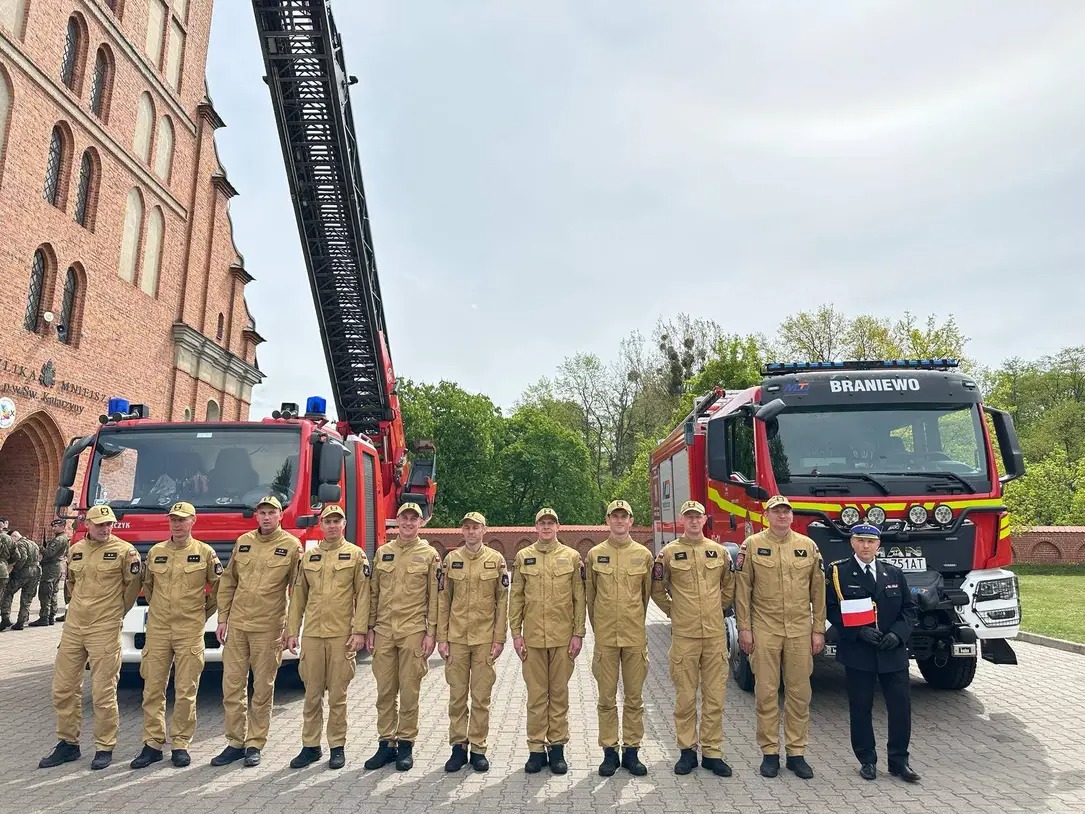 2 maja - uroczyste podniesienie Flagi w jednostce Państwowej Straży Pożarnej w Braniewie
