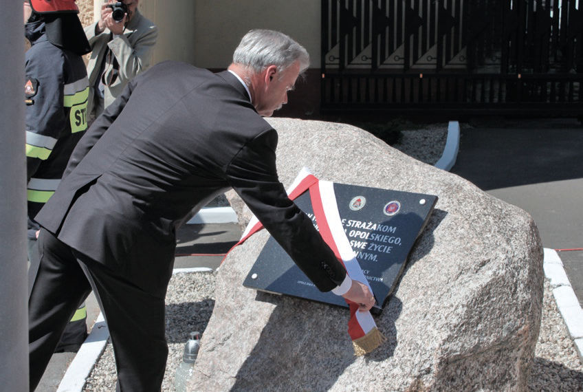 Zdjęcie przedstawia moment odsłonięcia tablicy pamiątkowej której dokonał Stanisław Rakoczy – Podsekretarz Stanu w MSW.