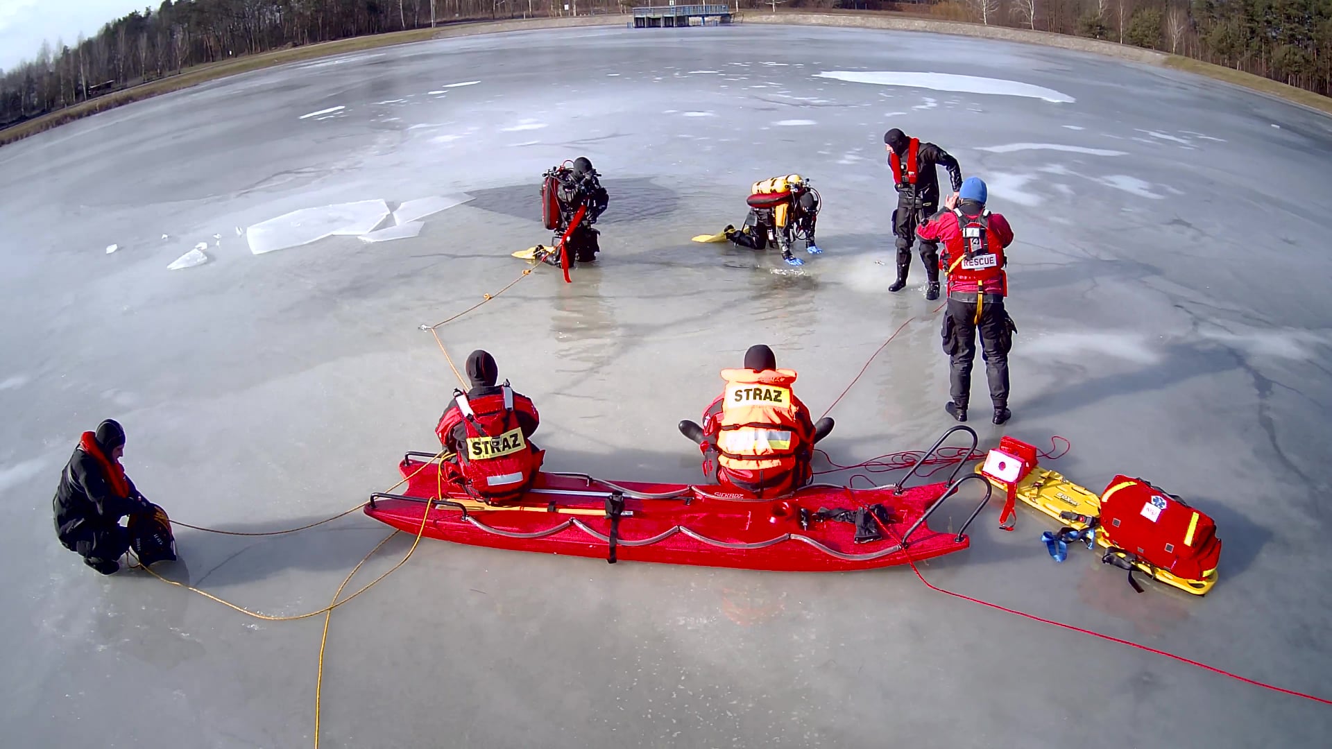 Przygotowania do zejścia pod lód