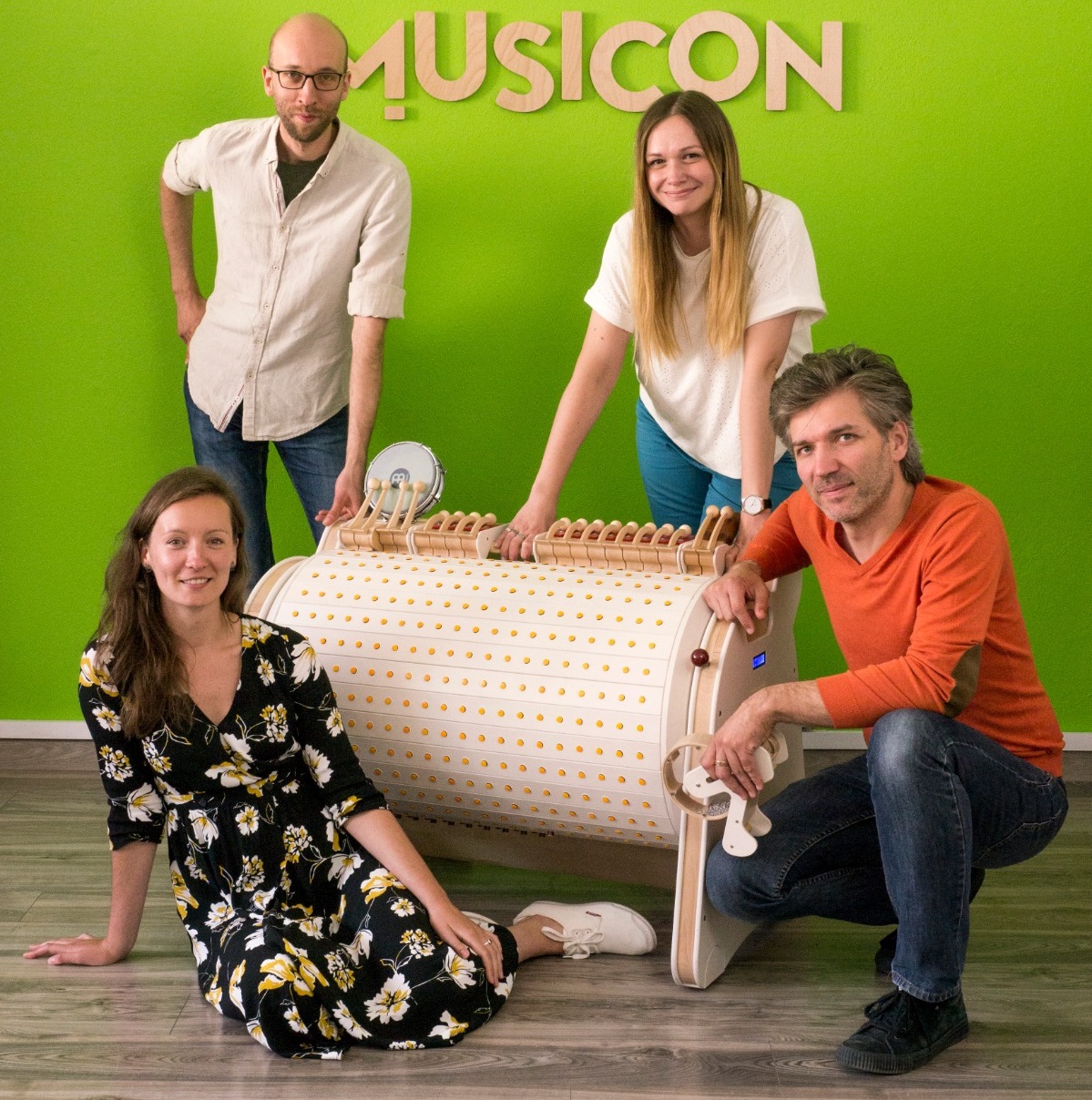 Na zdjęciu wokół urządzenia Musicon: Kamil Laszuk, Ida Laszuk, Jakub Kozik, Natalia Komar-Piątyszek. Za nimi napis: Musicon