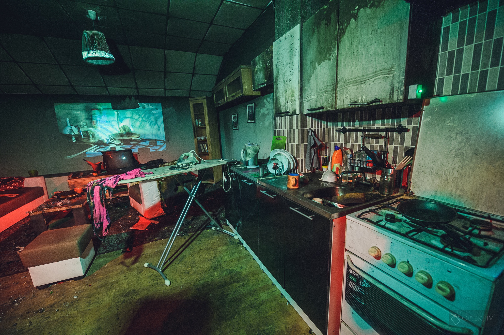 Zdjęcie przedstawia mieszkanie, które uległo spaleniu w czasie pożaru