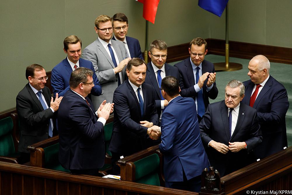 Uścisk dłoni premiera i ministra Zbigniewa Ziobro.