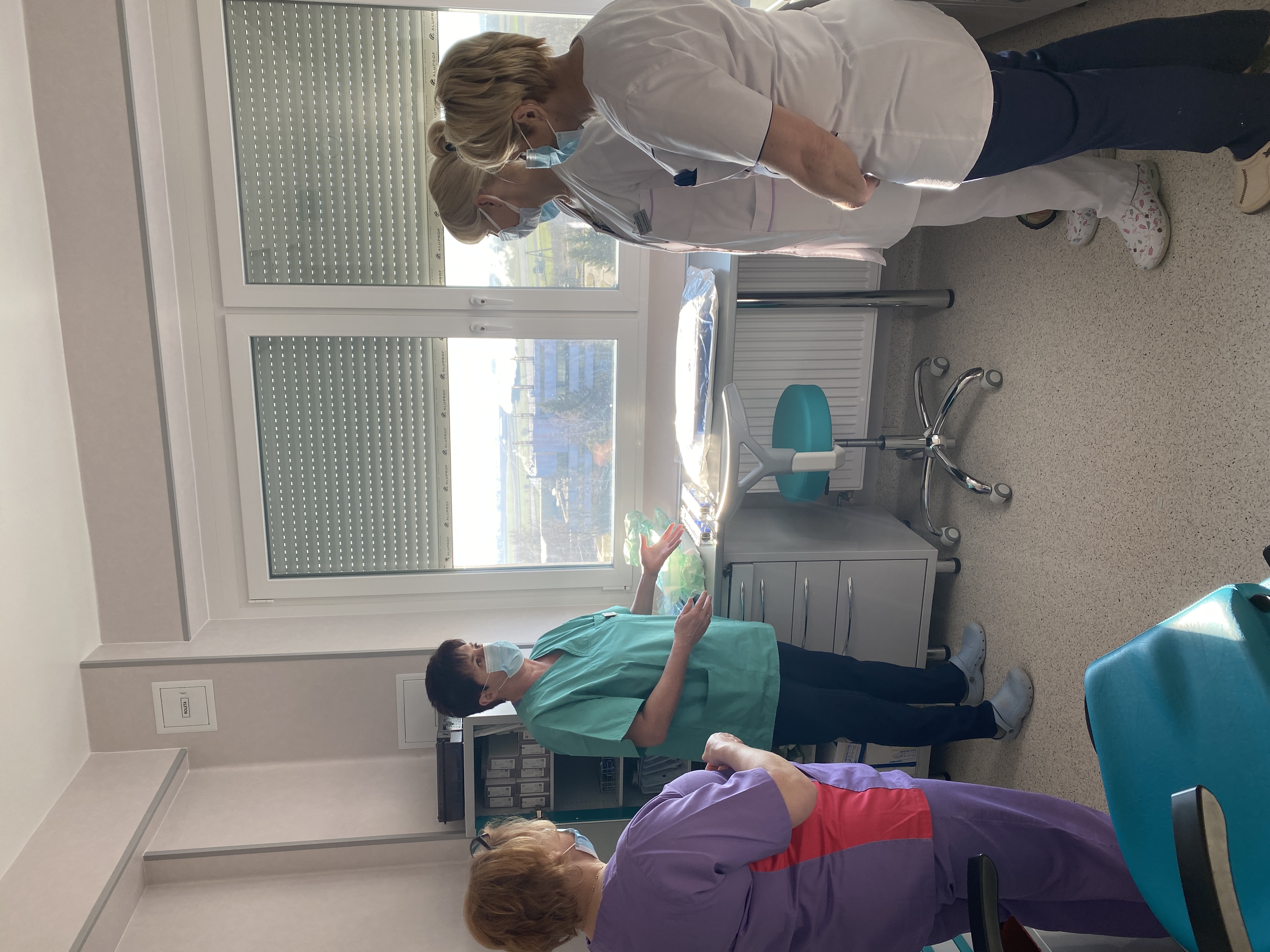 Gabinet diagnostyczno-zabiegowy, w którym specjalista ds. sterylizacji oraz pielęgniarka epidemiologiczna szkolą personel pielęgniarski z prawidłowego przestrzegania „Procedury dekontaminacji i sterylizacji narzędzi laryngologicznych oraz sprzętów medycznych wykorzystywanych na potrzeby działalności w zakresie otorynolaryngologii w warunkach zakażenia SARS-CoV-2”