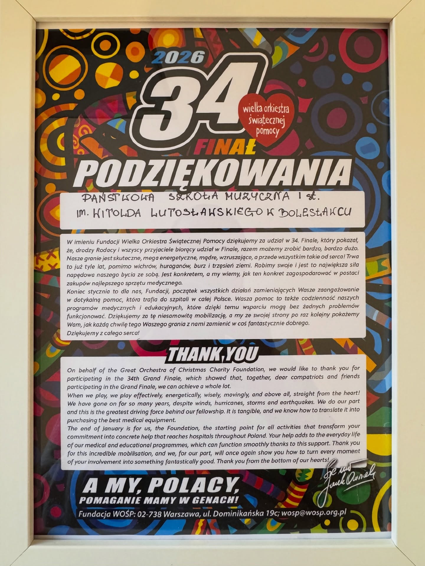 Zdjęcie przedstawiające podziękowanie za udział szkoły w 34. finale Wielkiej Orkiestry Świątecznej Pomocy. Podziękowanie zawiera następującą treść: "W imieniu Fundacji Wielka Orkiestra Świątecznej Pomocy dziękujemy za udział w 34. Finale, który pokazał, że, drodzy Rodacy i wszyscy przyjaciele biorcy udział w Finale, razem możemy zrobić bardzo, bardzo dużo. Nasze granie jest skuteczne, mega energetyczne, mądre, wzruszające, a przede wszystkim takie od serca! Trwa to już tyle lat, pomimo wichrów, huraganów, burz i trzęsień ziemi. Robimy swoje i jest to największa siła napadowa naszego bycia ze sobą. Jest konkretem, a my wiemy, jak ten konkret zagospodarować w postaci zakupów najlepszego sprzętu medycznego. Koniec stycznia to dla nas, Fundacji, początek wszystkich działań zamieniających Wasze zaangażowanie w dotykalną pomoc, która trafia do szpitali w całej Polsce. Wasza pomoc to także codzienność naszych programów medycznych i edukacyjnych, które dzięki temu wsparciu mogą bez żadnych problemów funkcjonować. Dziękujemy za tą niesamowitą mobilizację, a my ze swojej strony po raz kolejny pokażemy Wam, jak każdą chwilę tego Waszego grania z nami zamienić w coś fantastycznie dobrego. Dziękujemy z całego serca!".