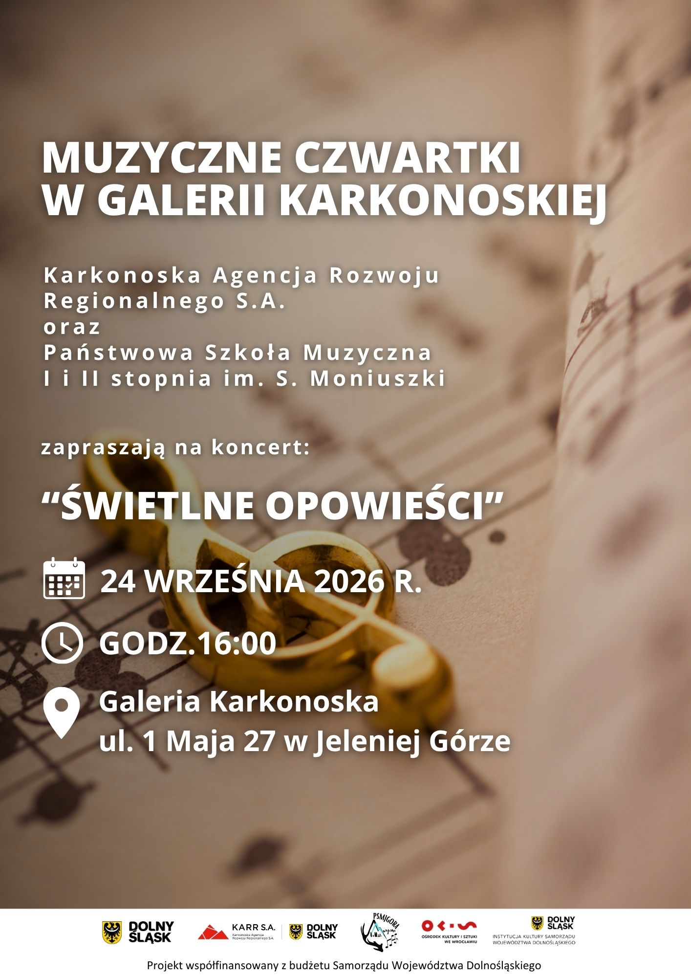 Plakat zapraszający na koncert "Świetlne opowieści", który odbędzie się 24 września 2026 r. o godz. 16:00 w Galerii Karkonoskiej przy ul. 1 Maja 27 w Jeleniej Górze. Wydarzenie organizują Karkonoska Agencja Rozwoju Regionalnego S.A. oraz Państwowa Szkoła Muzyczna I i II stopnia im. S. Moniuszki. Na dole widnieją logotypy organizatorów i partnerów. Tło plakatu jest rozmyte i przedstawia nuty muzyczne.