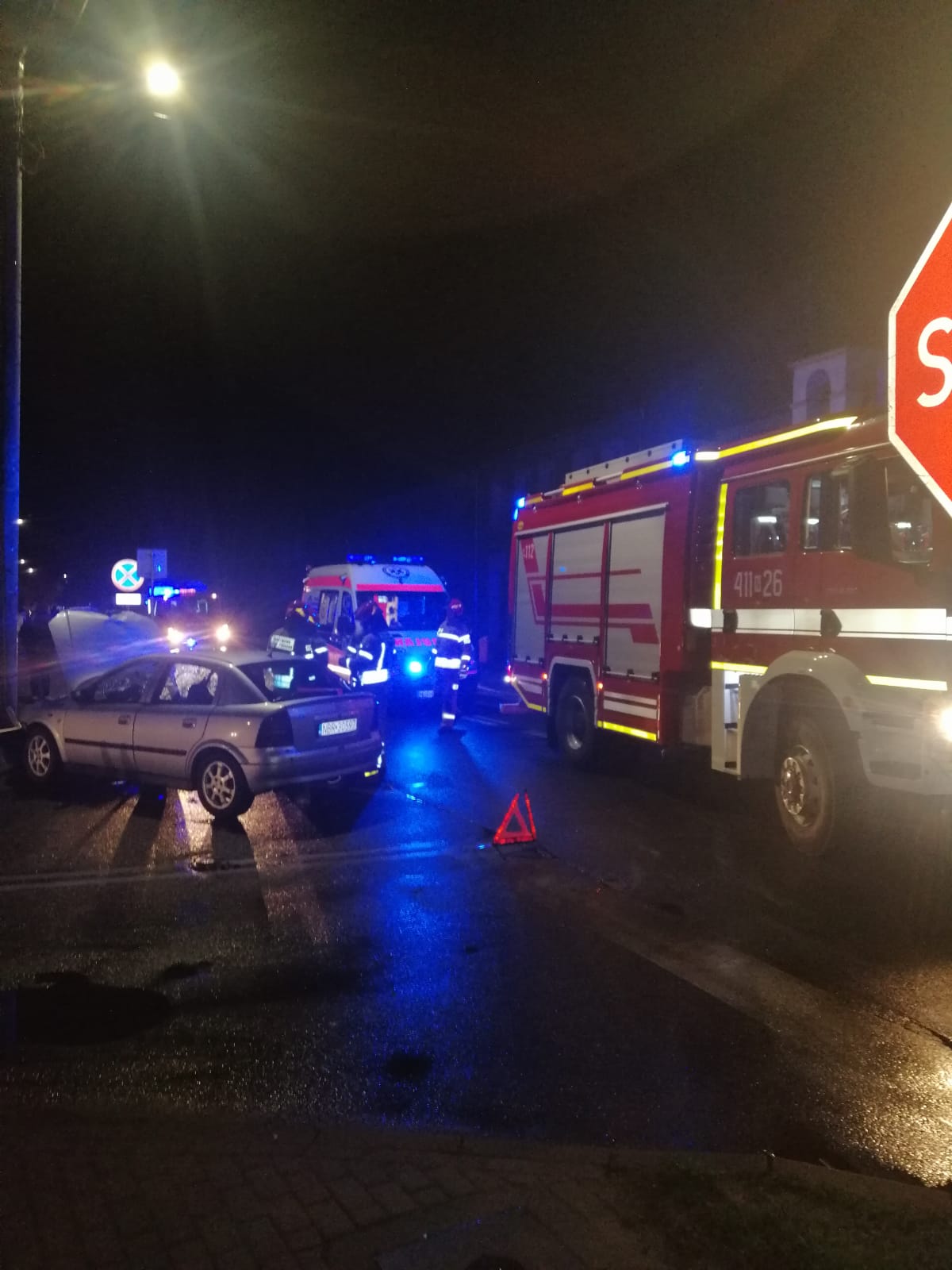 Opel uderzył w słup 