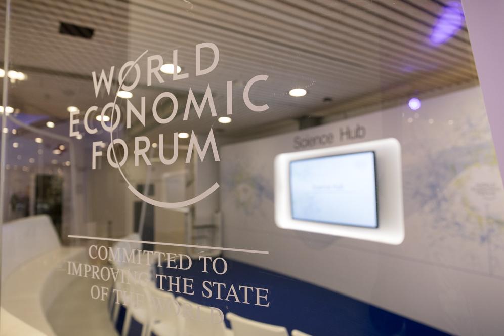 Szyba z logo Forum Ekonomicznego w Davos.