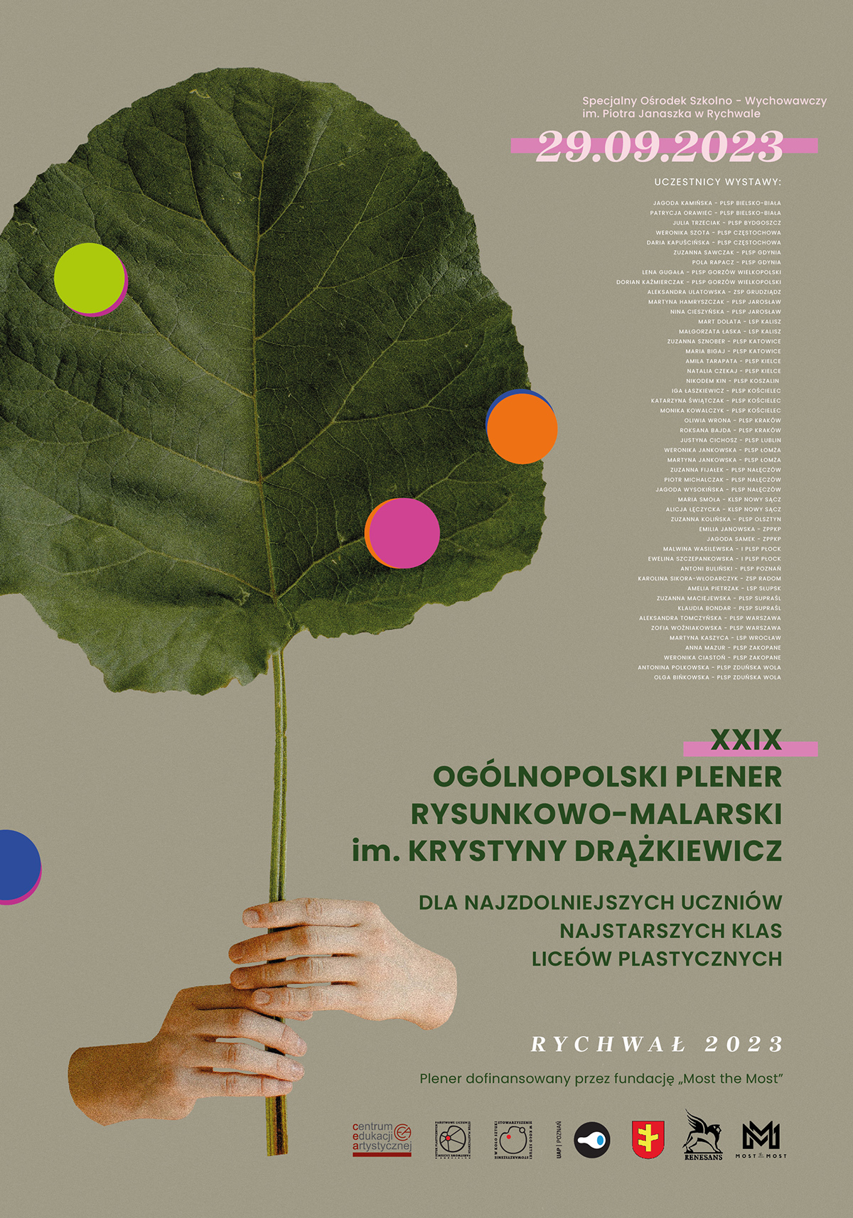 Grafika przedstawia plakat XXIX Ogólnopolskiego Pleneru Rysunkowo - Malarskiego im. Krystyny Drążkiewicz na zielono szarym tle. Z lewej strony plakatu znajdują się dłonie trzymające dużego liścia wycięte ze zdjęcia. Z prawej strony data wernisażu (29.09.2023) lista imion i nazwisk uczestników pleneru oraz poniżej nazwa wydarzenia: XXIX OGÓLNOPOLSKI PLENER RYSUNKOWO- MALARSKI im. Krystyny Drążkiewicz dla najzdolniejszych uczniów najstarszych klas liceów plastycznych „RYCHWAŁ 2023”. U dołu plakatu logotypy organizatorów oraz patronów i sponsorów.