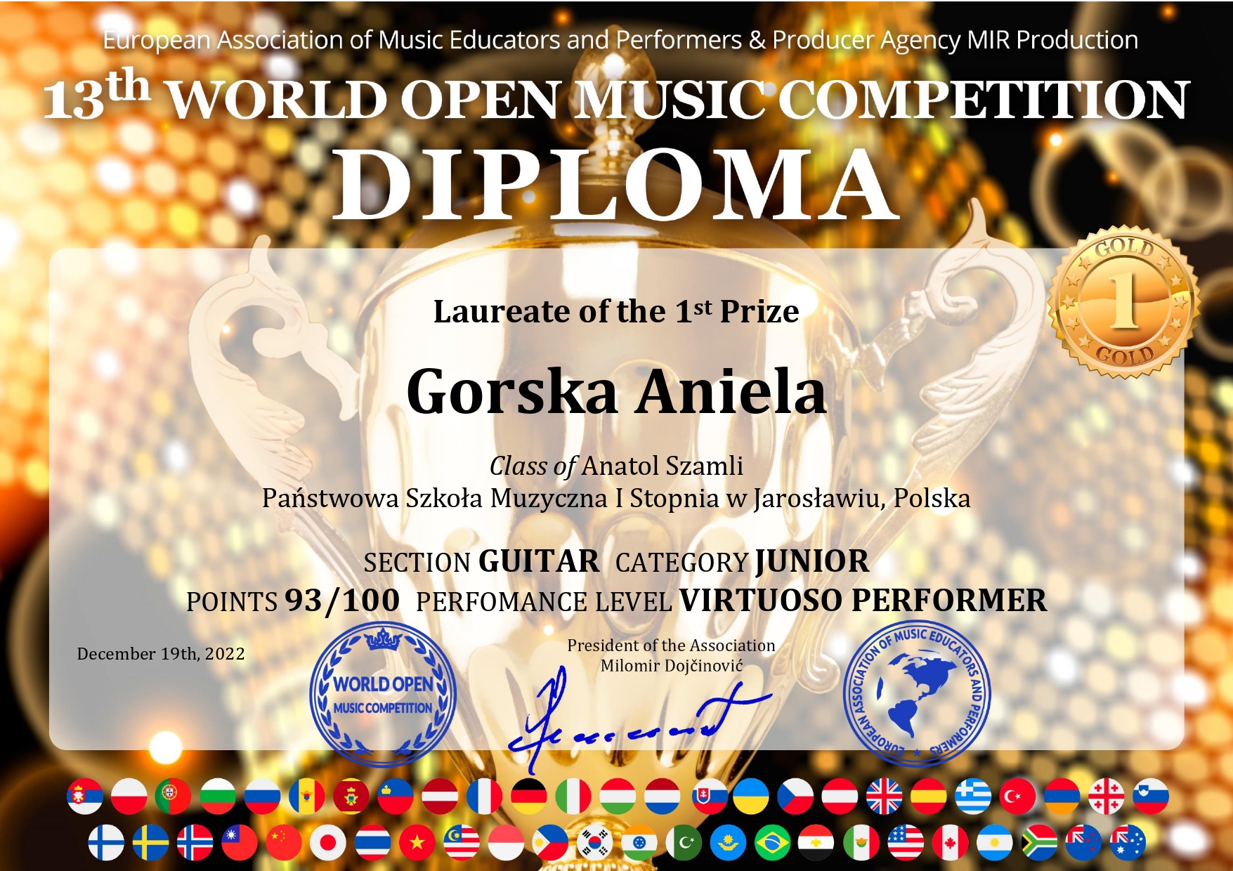 Dyplom w poziomym układzie, na kolorowym tle na górze biały napis European Association of Music Educators and Performers & Producer Agency MIR Production. 13th WORLD OPEN ONLINE MUSIC COMPETITION DILOMA - Laureate of the 1st Prize Górska Aniela. Class of Anatol Szamli Państwowa Szkoła Muzyczna I st. w Jarosławiu, Polska. Poniżej punktacja 93 punkty na 100. Poniżej ozdobne pieczęcie organizatora, na dole okrągłe ikony flag krajów z których pochodzili uczestnicy konkursu.