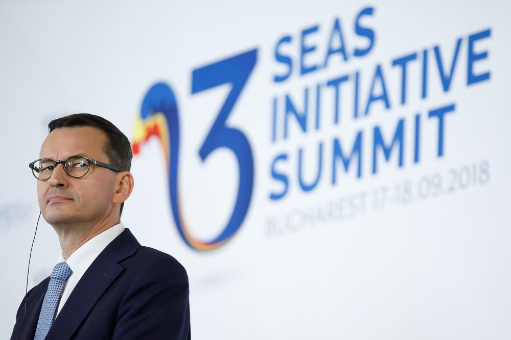 Premier Mateusz Morawiecki na tle napisu 3 Seas Initiative Summit.