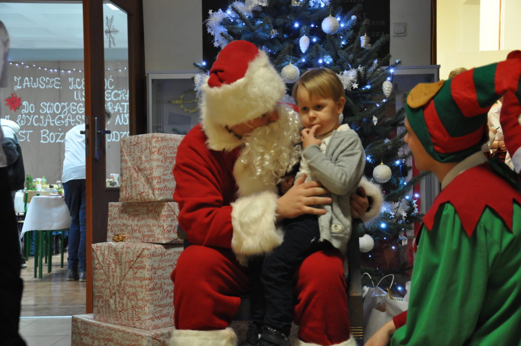 WIGILIA W ZDUŃSKIEJ DĄBROWIE Z UDZIAŁEM DZIECI Z POWIATOWEGO ZESPOŁU PLACÓWEK OPIEKUŃCZO-WYCHOWAWCZYCH W GOSTYNINIE