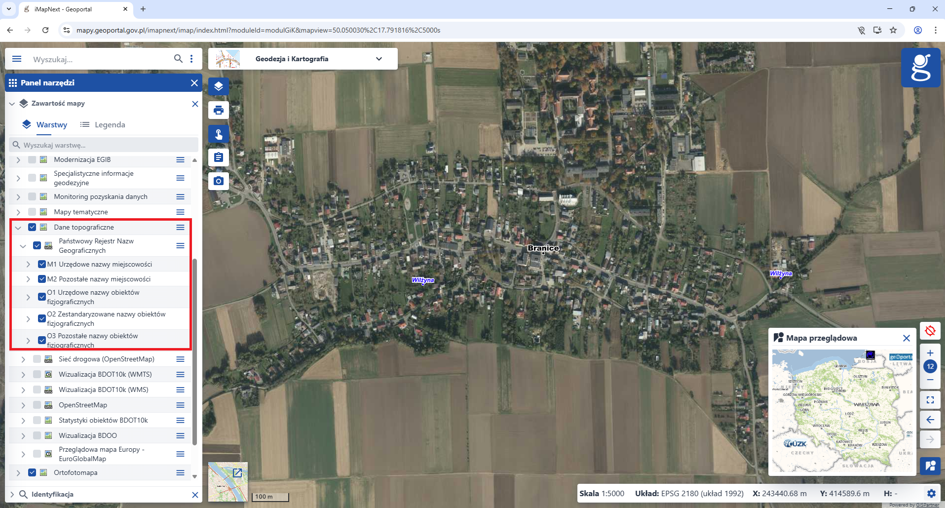 Ilustracja przedstawiająca zrzut ekranu z serwisu www.geoportal.gov.pl, moduł "Geodezji i Kartografia", z zaznaczoną na podkładzie ortofotomapy lokalizacją urzędowej nazwy miasta Branice w gminie Branice, w powiecie głubczyckim, w województwie opolskim.