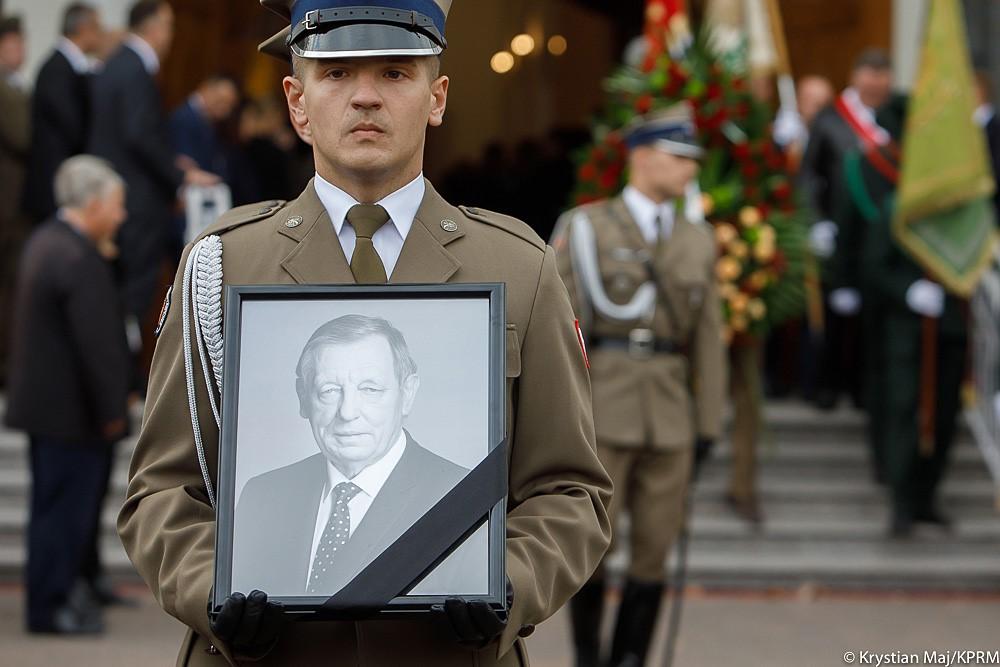 Żołnierz trzyma zdjęcie Jana Szyszki. 