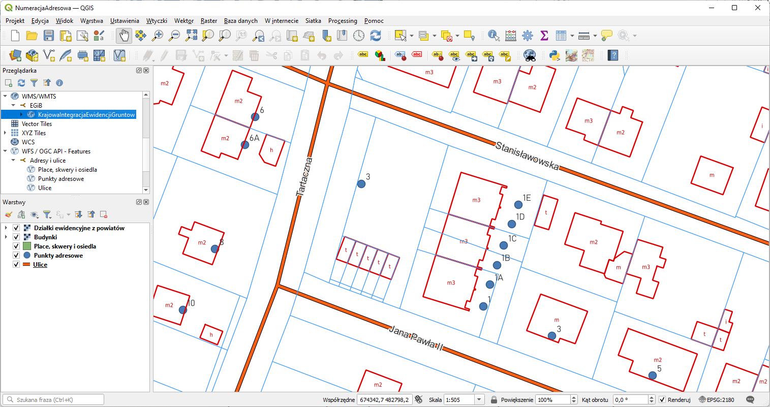 Rys. 1 Ilustracja przestawia przykład wizualizacji pobranych danych adresowych w oprogramowaniu QGIS na tle danych ewidencji gruntów i budynków. 