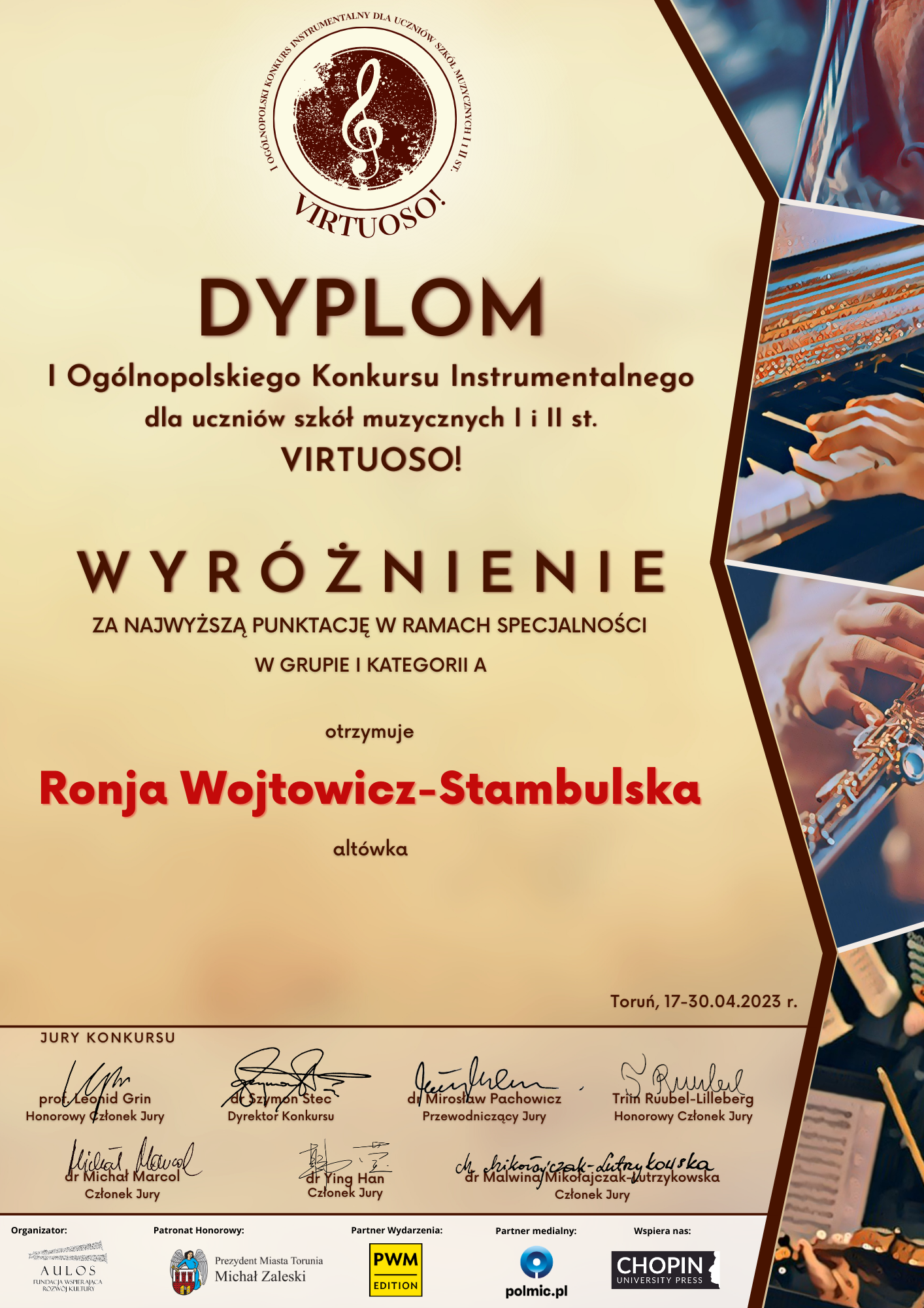 Dyplom Wyróżnienie umieszczony jest na takim samym tle jak plakat informujący o wydarzeniu. Ronja Wójtowicz-Stambulska zdobyła wyróżnienie za najwyższą punktację w ramach specjalności w grupie I kategorii A - altówka