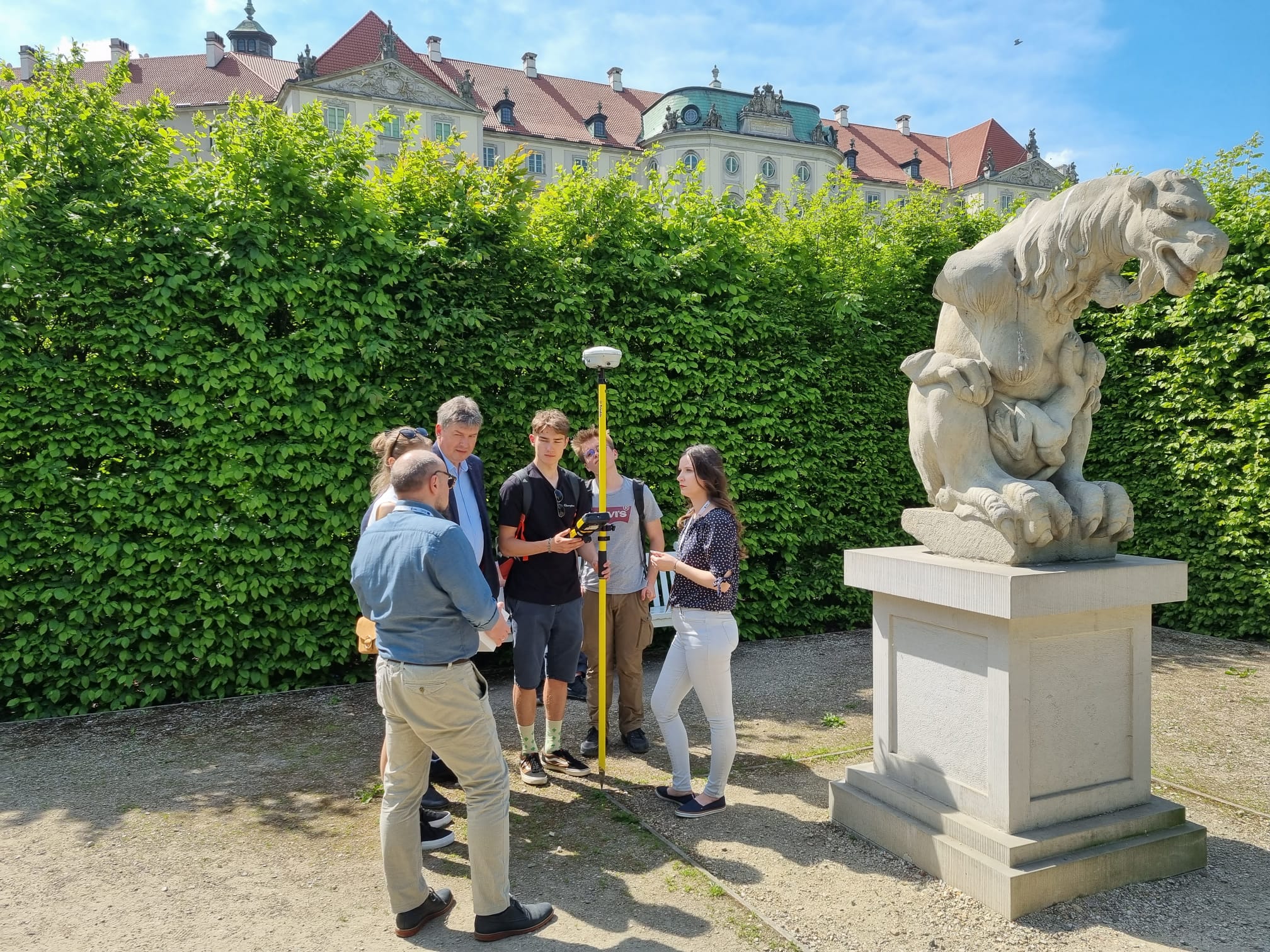 Pomiary geodezyjne w labiryncie Ogrodów Zamku Królewskiego w Warszawie