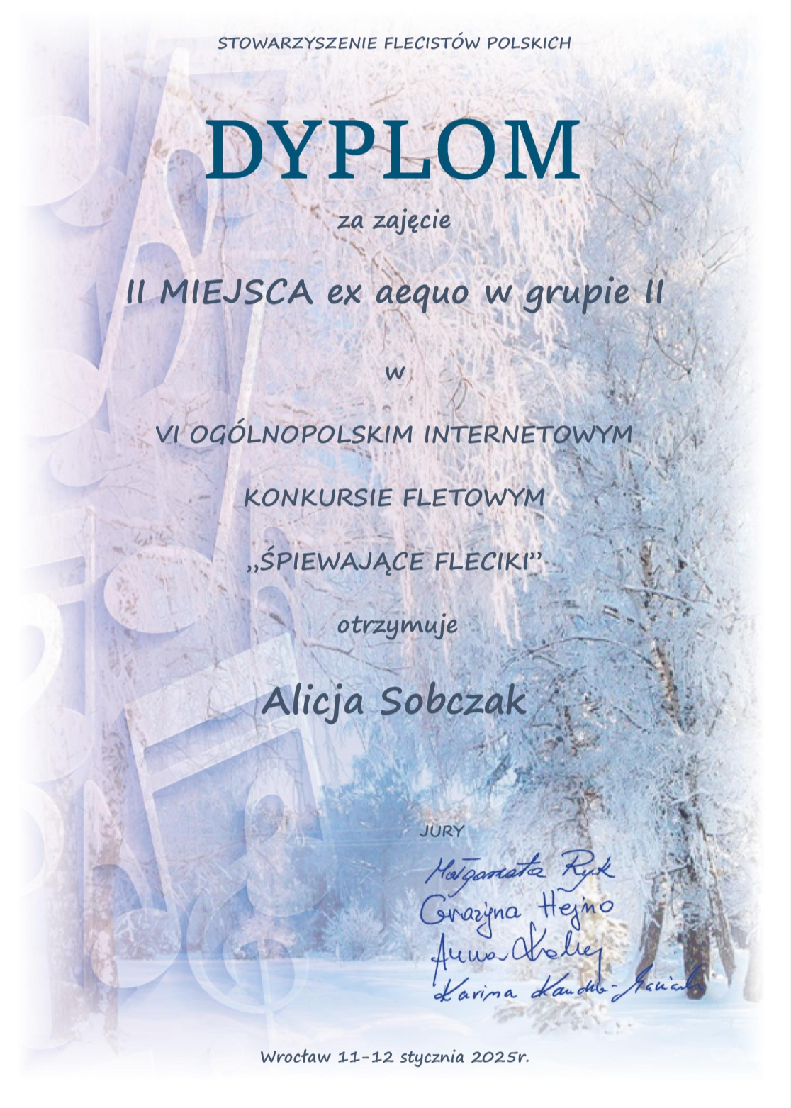 Dyplom ma jasnoróżowe tło. W jego środkowej części znajdują się informacje dotyczące konkursu. Poniżej znajdują się odręczne podpisy członków jury. W dolnej części dyplomu. w tle, umieszczone zostały fotografie zimy oraz elementy muzyczne. 