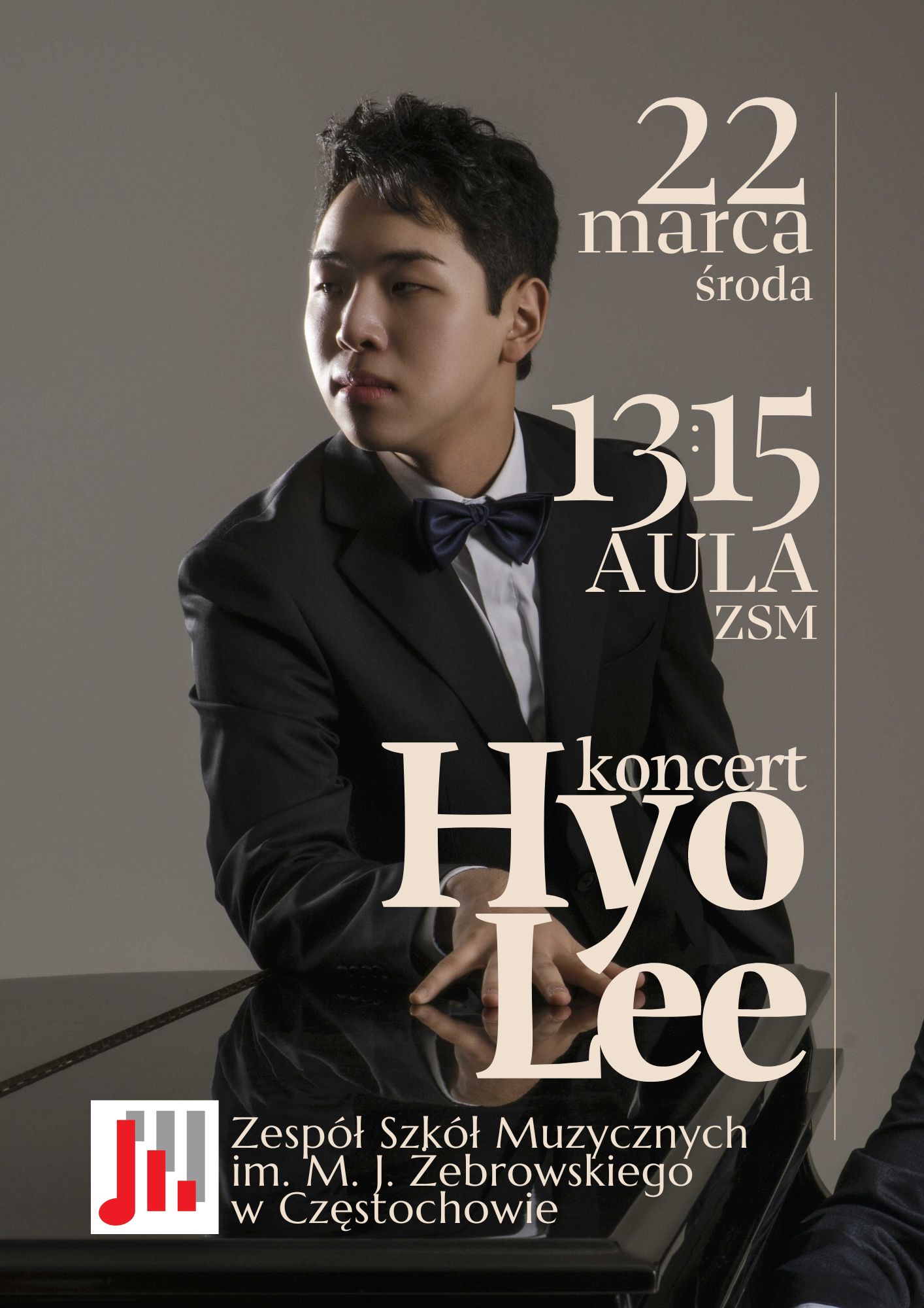 Pianista, Hyo Lee na tle fortepianu. Na plakacie data, miejsce i godzina koncertu. Na dole logo szkoły.