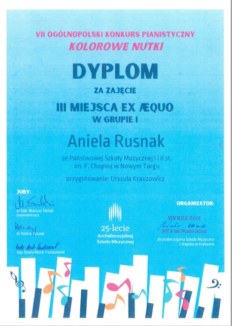Dyplom na niebieskim tle. Na górze pełna nazwa konkursu, poniżej miejsce ora dane laureata, poniżej dane nauczyciela i pełna nazwa szkoły laureata. Dalej podpisy jurorów oraz organizatora oraz logo organizatora. Na samym dole rozrzucona klawiatura fortepianu z kolorowymi nutkami i kluczami wiolinowymi.