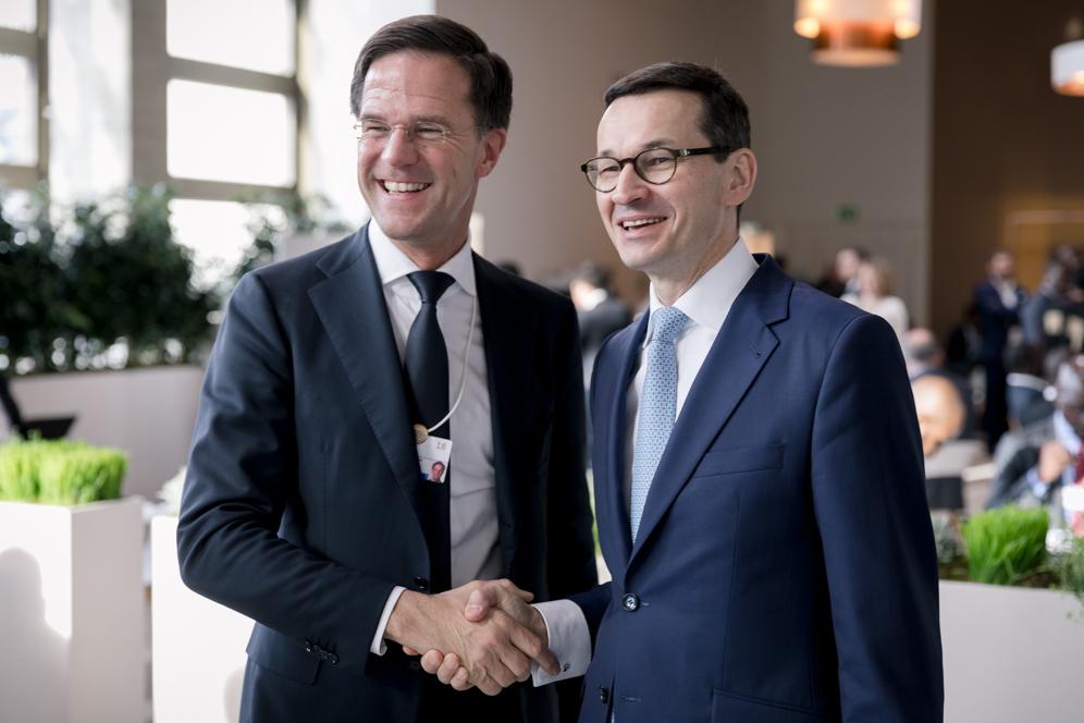 Premier Mateusz Morawiecki wita się z premierem Holandii Markiem Rutte.
