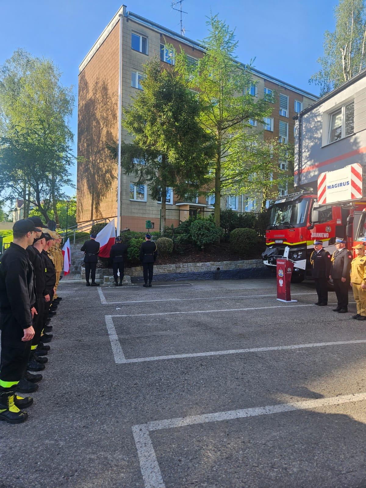 2 maja - uroczyste podniesienie Flagi w jednostce Państwowej Straży Pożarnej w Braniewie 