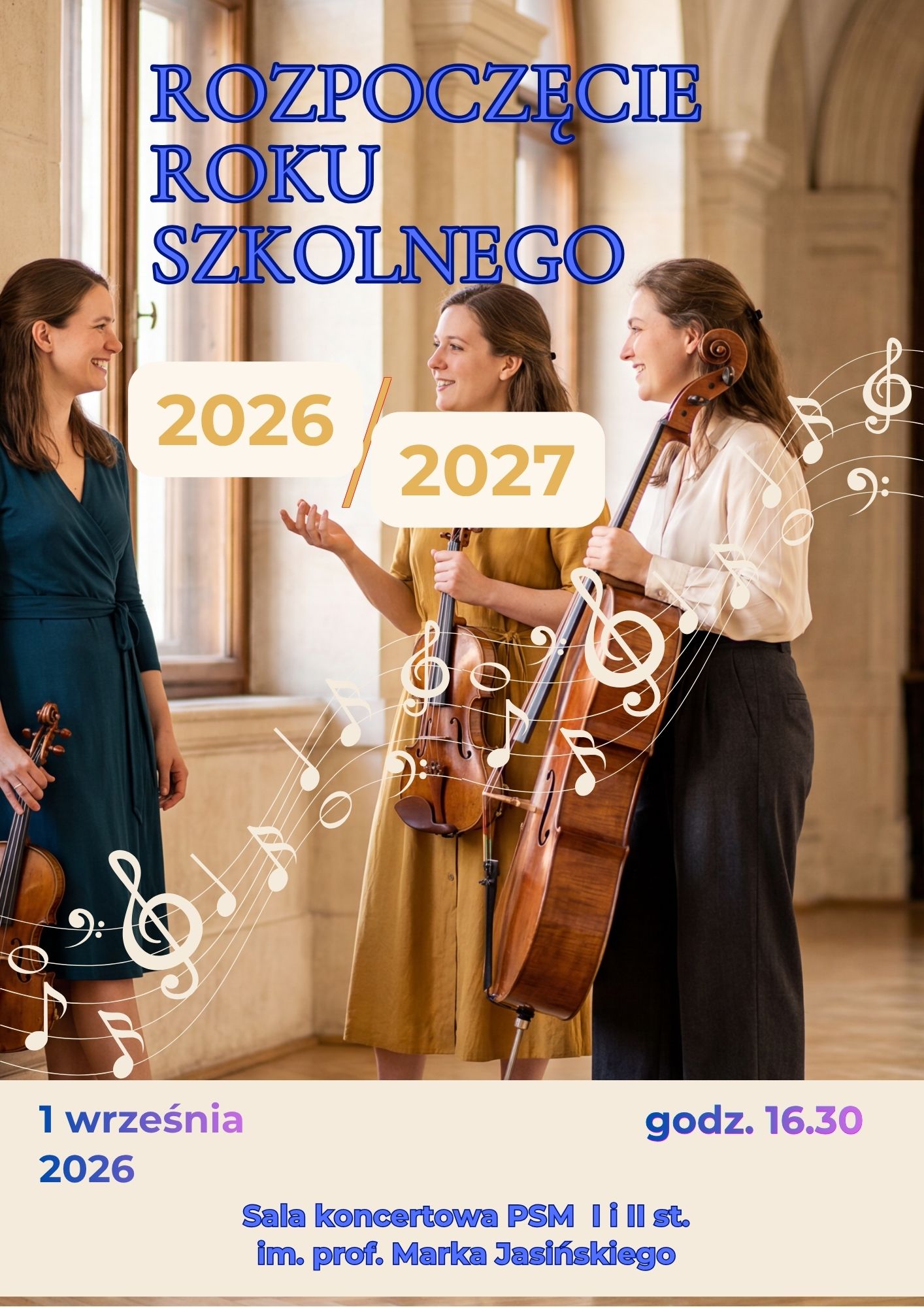 Plakat informujący o rozpoczęciu roku szkolnego 2026/2027, które odbędzie się 1 września o godzinie 16:30. Tłem plakatu jest fotografia przedstawiająca trzy uśmiechnięte dziewczyny, z których każda trzyma w dłoniach instrument smyczkowy. Dziewczęta stoją naprzeciwko siebie, swobodnie rozmawiając. W tle widoczne jest wnętrze budynku.