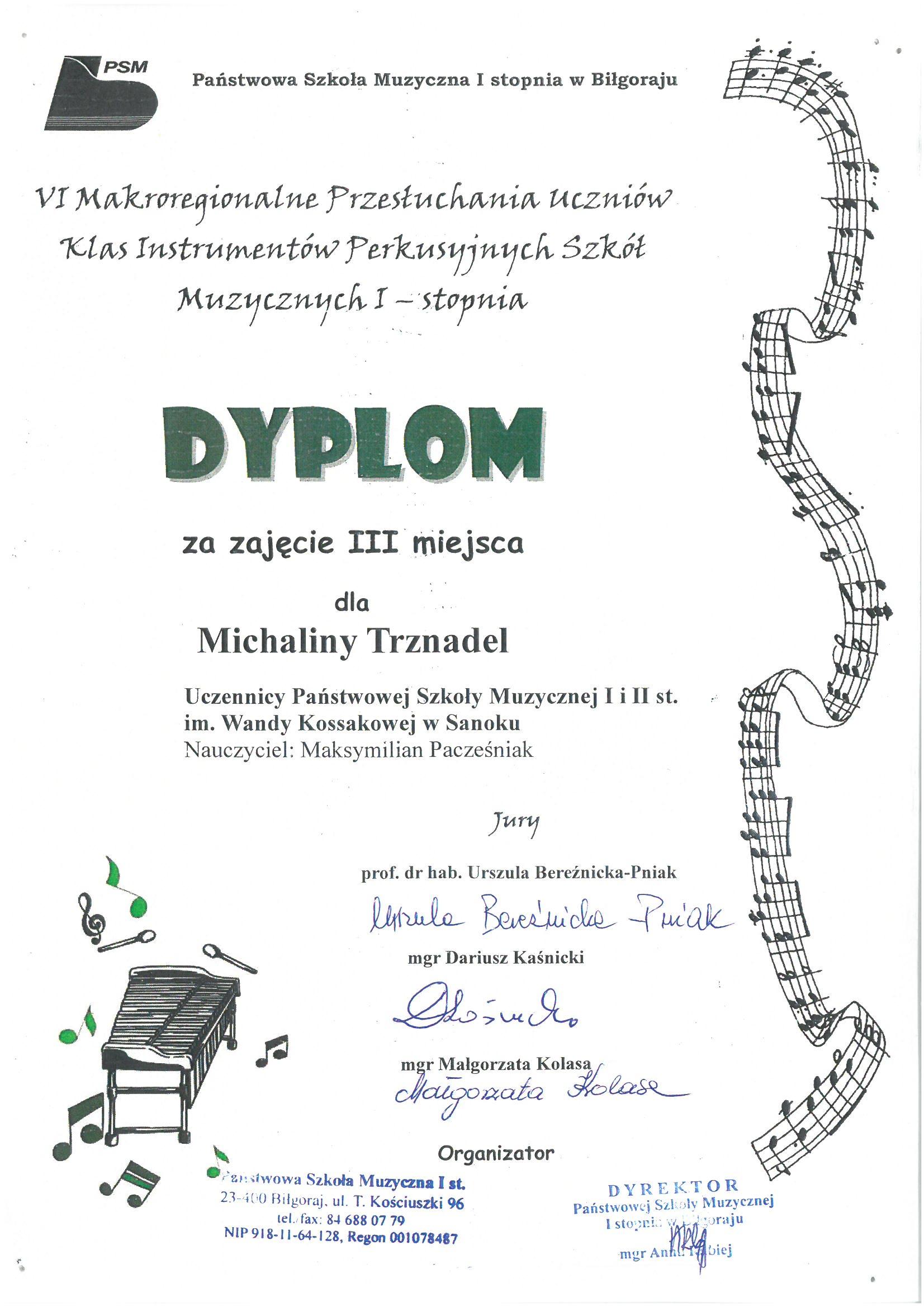 Dyplom - Michalina Trznadel - 3 miejsce w Makroregionalnych Przesłuchaniach uczniów klas instrumentów perkusyjnych Szkół Muzycznych I stopnia. Białe tło, czarne litery, na bokach nuty i instrument marimba.