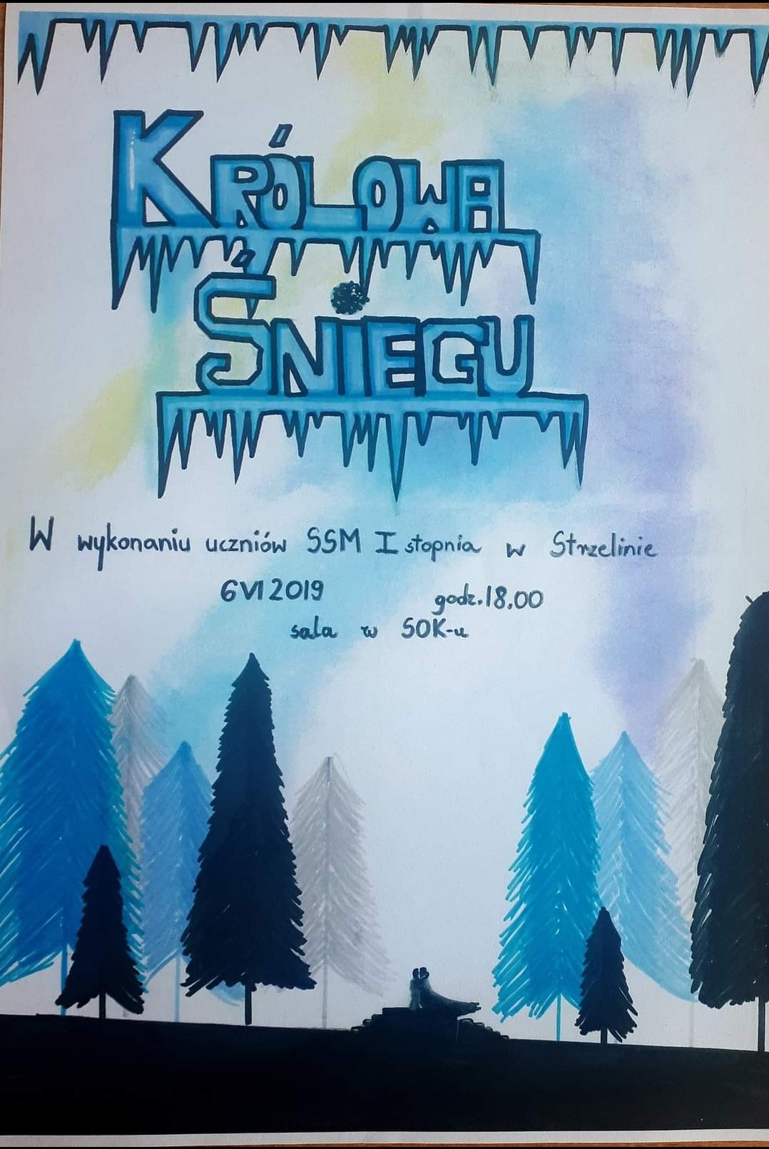Plakat ma białe tło. W górnej części umieszczony został niebieski napis "KRÓLOWA ŚNIEGU' oraz informacje dotyczące terminu wydarzenia. W dolnej części plakatu narysowane zostały błękitne i ciemnogranatowe drzewa oraz para na schodkach.