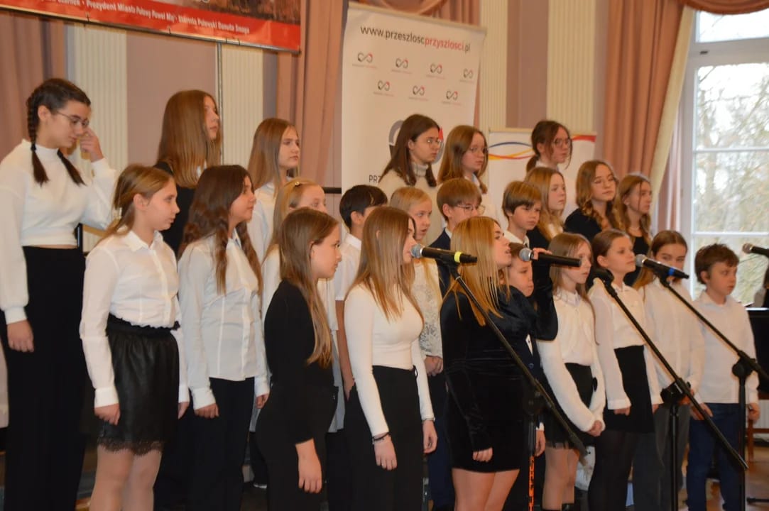 Zdjęcie chóru szkolnego podczas występu