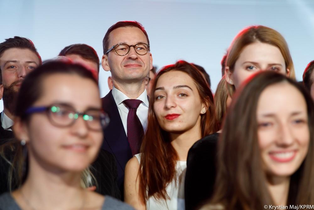 Premier Mateusz Morawiecki wśród stypendystów.