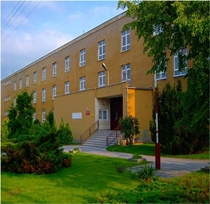 zdjęcie fragmentu budynku liceum ekonomicznego w Słupcy na tle roślin