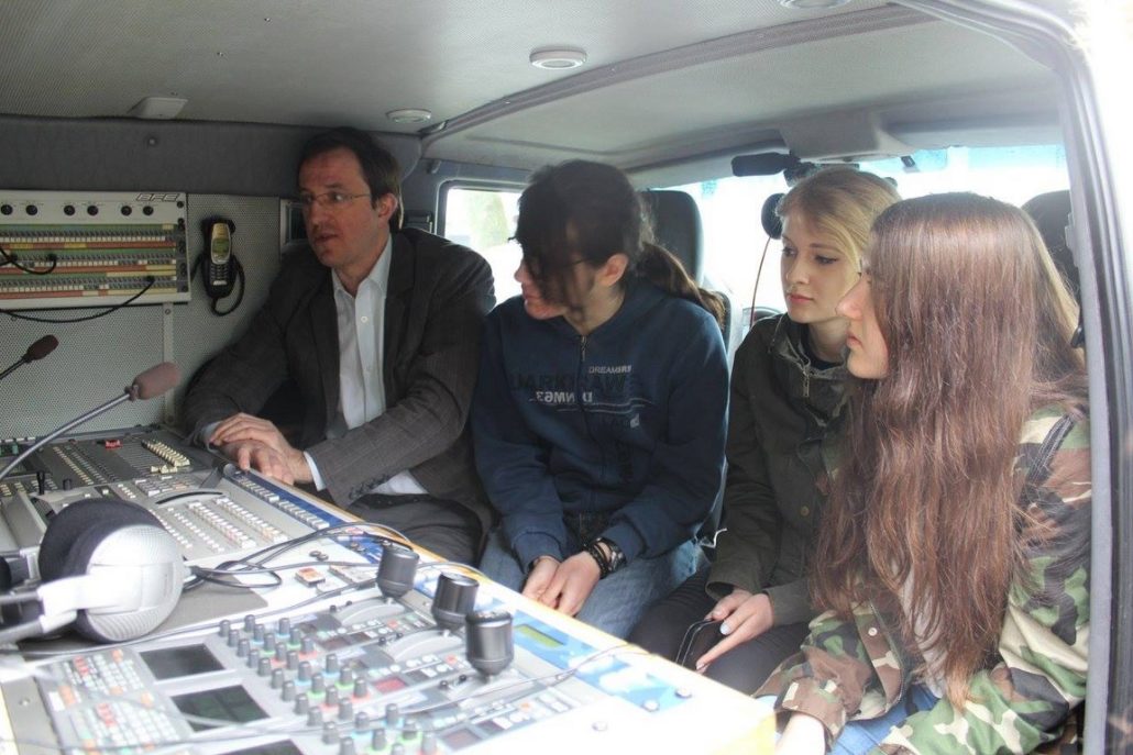 DZIEŃ OTWARTYCH DRZWI W ZDUŃSKIEJ DĄBROWIE POŁĄCZONY Z WARSZTATAMI DZIENNIKARSKIMI