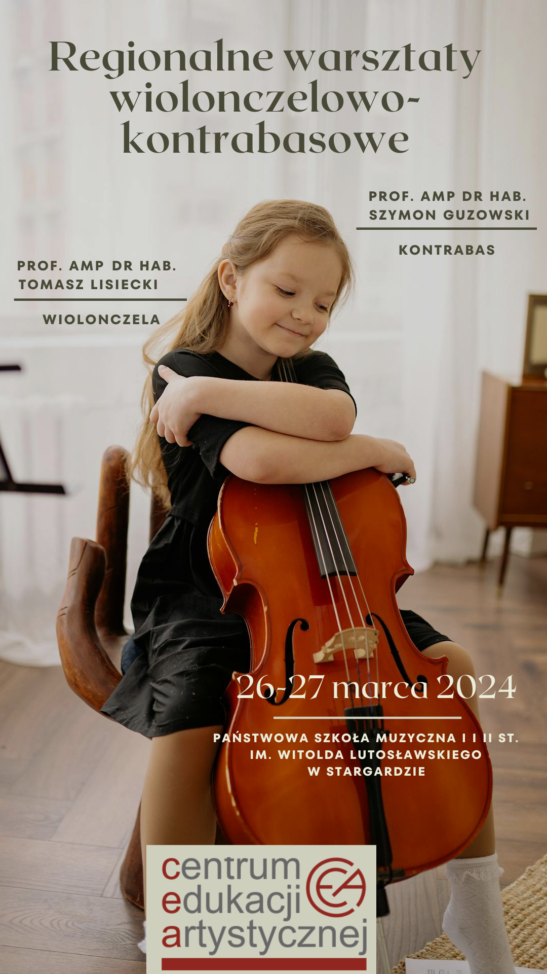 Plakat Regionalnych warsztatów wiolonczelowo-kontrabasowych w dniach 26 i 27 marca 2024. Tłem plakatu jest zdjęcie dziewczynki siedzącej na krześle i przytulającej gryf i górny korpus wiolonczeli. Dziewczynka delikatnie się uśmiecha, ubrana jest w czarną sukienkę z krótkim rękawkiem, na stopach ma białe skarpetki. W dole plakatu znajduje się logo Centrum Edukacji Artystycznej. 