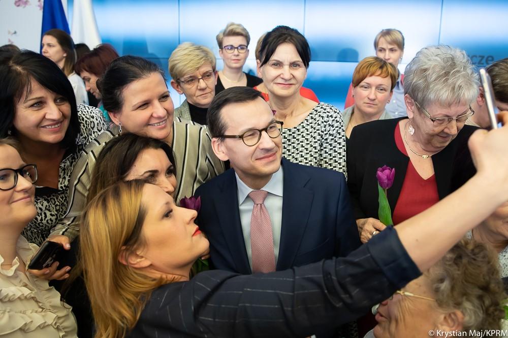 Selfie uczestniczek konferencji z premierem Mateuszem Morawieckim.