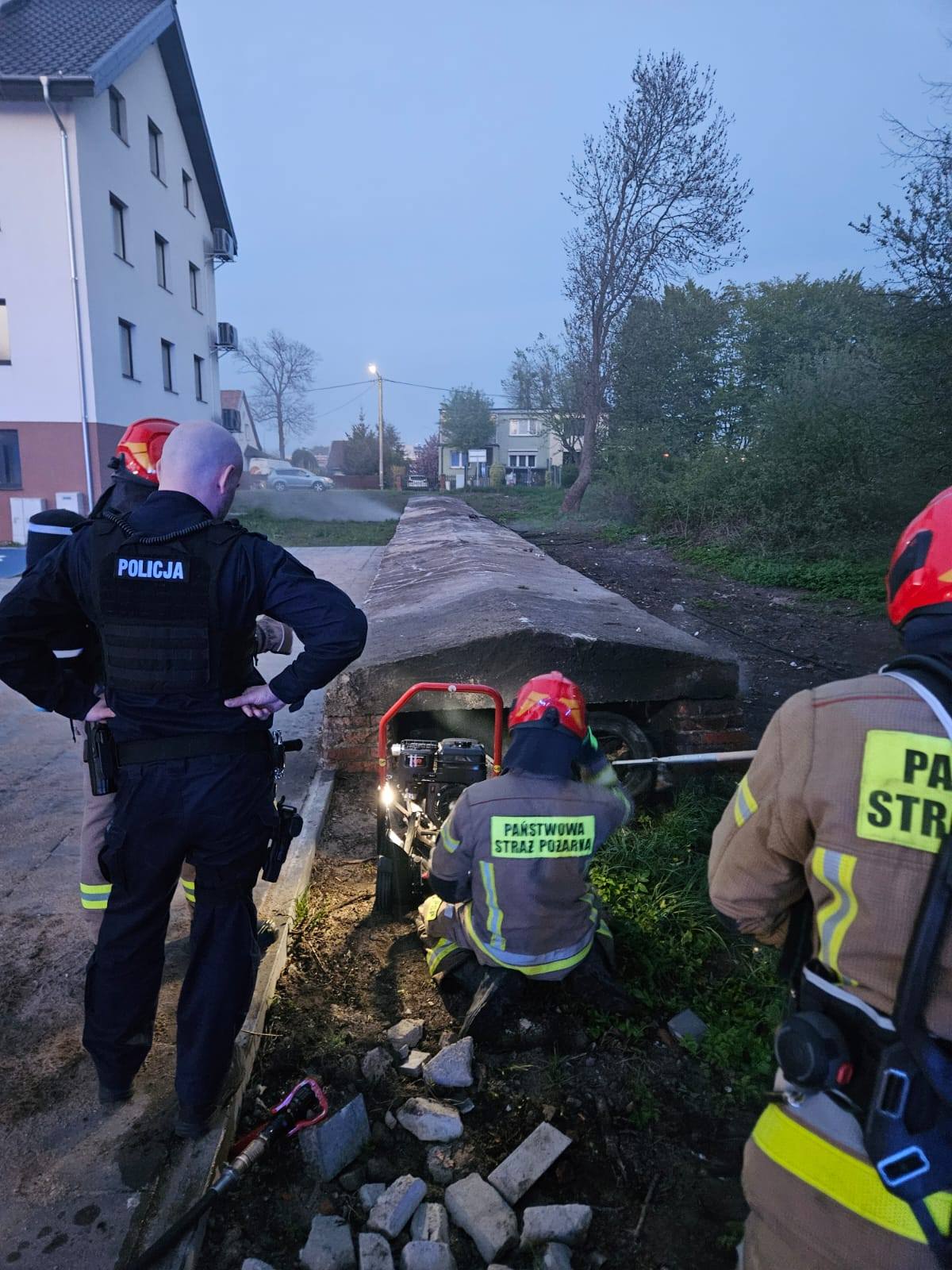 Pożar nagromadzonych śmieci - Braniewo
