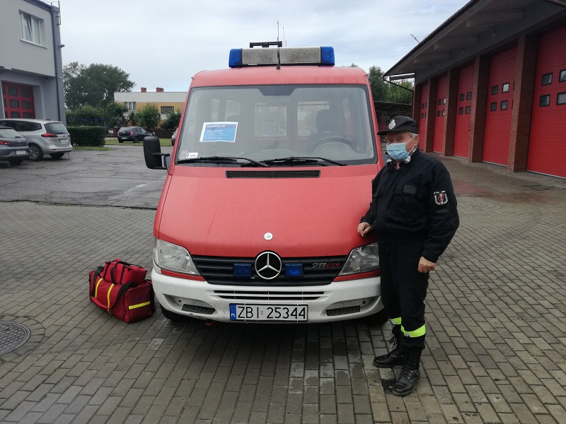 Zdjęcie przedstawia samochód bus z OSP w Stanominie uczestniczący w akcji #SzczepimySię z OSP