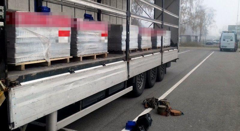 Niezabezpieczone palety z kostką brukową na naczepie