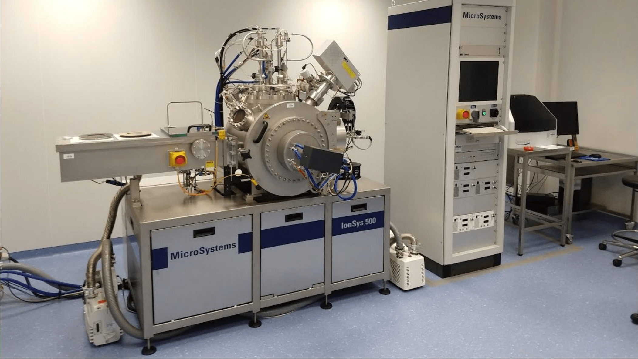 Urządzenie do trawienia jonowego i nanoszenia cienkich warstw Microsystems IonSys 500 – w pomieszczeniu czystym w Akademickim Centrum Materiałów i Nanotechnologii AGH